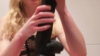 Büyük Dildo Sürüşüyle Mastürbasyon